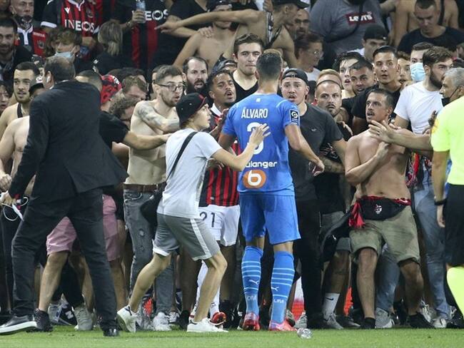 Momento en el que aficionados del Niza ingresan al campo para agredir a jugadores del Marsella. Foto: John Berry/Getty Images
