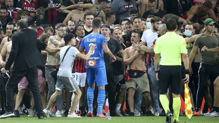 Momento en el que aficionados del Niza ingresan al campo para agredir a jugadores del Marsella. Foto: John Berry/Getty Images