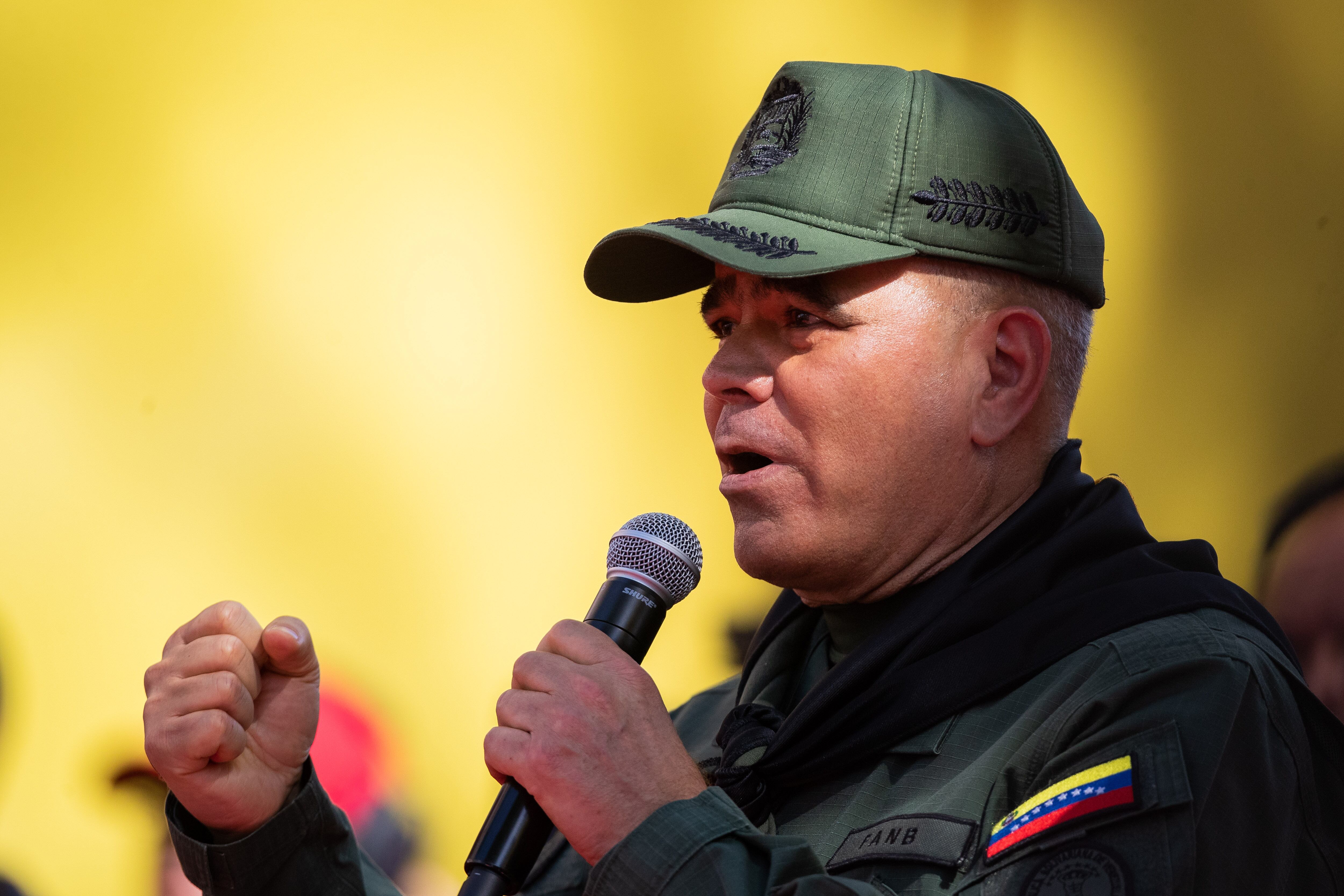 AME7306. BOGOTÁ (COLOMBIA), 12/01/2025.- Fotografía de archivo del 13 de abril de 2024 del ministro de defensa de Venezuela, Vladimir Padrino López hablando en Caracas (Venezuela). El titular de Defensa de Venezuela Padrino López aseguró en un video difundido este domingo, que la Fuerza Armada Nacional Bolivariana (FANB) no se quiebra con sanciones ni con "chantajes" de recompensa, luego de que Estados Unidos ofreciera 15 millones de dólares por información que lleve a su captura. EFE/ Rayner Pena R ARCHIVO