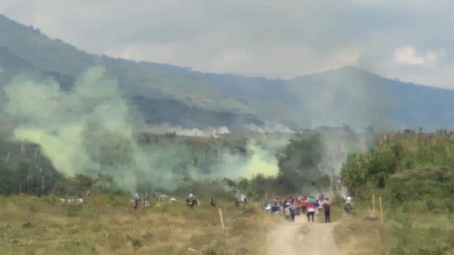 Las autoridades indígenas denunciaron que los uniformados atacaron a los comuneros con disparos de fusil . Foto: Cortesía