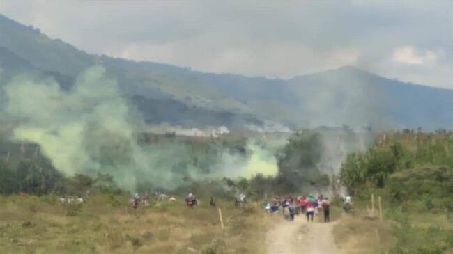 Las autoridades indígenas denunciaron que los uniformados atacaron a los comuneros con disparos de fusil . Foto: Cortesía