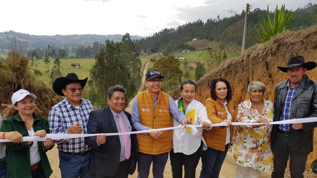 MinTransporte e Invías entregaron tramos viales en Boyacá