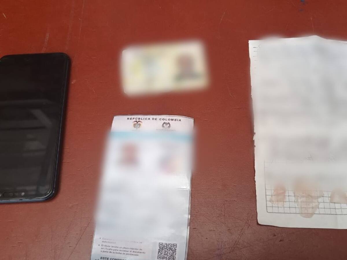 Capturan a un hombre con huellas dactilares falsas en intento de fraude bancario