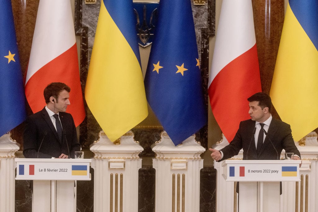 Presidente de Francia, Emmanuel Macron y el presidente de Ucrania, Volodymyr Zelensky (Photo by Chris McGrath/Getty Images)