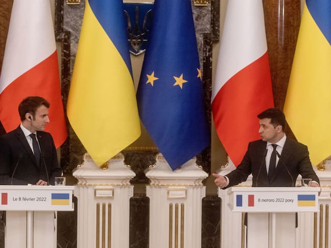 Presidente de Francia, Emmanuel Macron y el presidente de Ucrania, Volodymyr Zelensky (Photo by Chris McGrath/Getty Images)