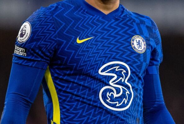 Camiseta del Chelsea con el patrocinador Three. (Photo by Sebastian Frej/MB Media/Getty Images)
