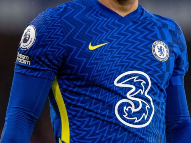 Camiseta del Chelsea con el patrocinador Three. (Photo by Sebastian Frej/MB Media/Getty Images)