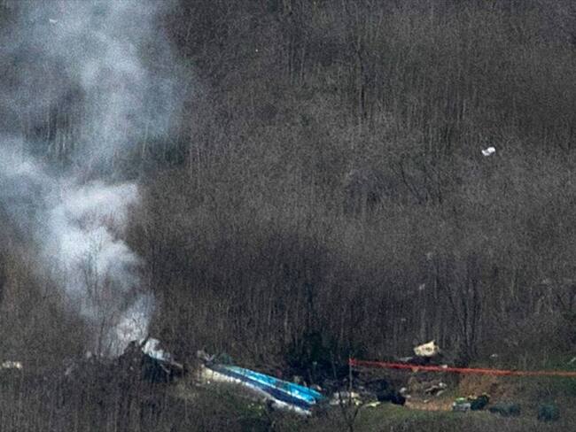 El helicóptero que despegó desde el Aeropuerto John Wayne, en Orange County y tenía como destino Thousands Oak, al norte de Los ángeles, Estados Unidos, se desplomó en Calabasas, poco antes de llegar . Foto: Getty Images