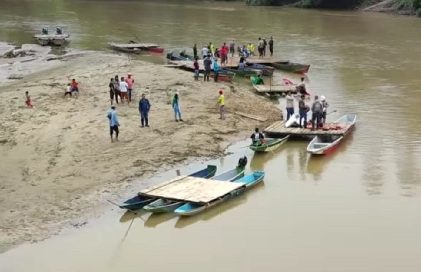  Tibuyanos realizan trasbordo en canoas por adecuaciones de puente río nuevo - Cortesía Buenas buenas 