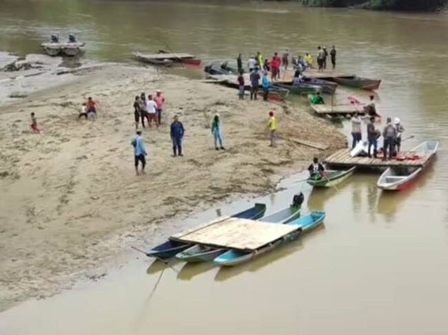 Tibuyanos realizan trasbordo en canoas por adecuaciones de puente río nuevo - Cortesía Buenas buenas