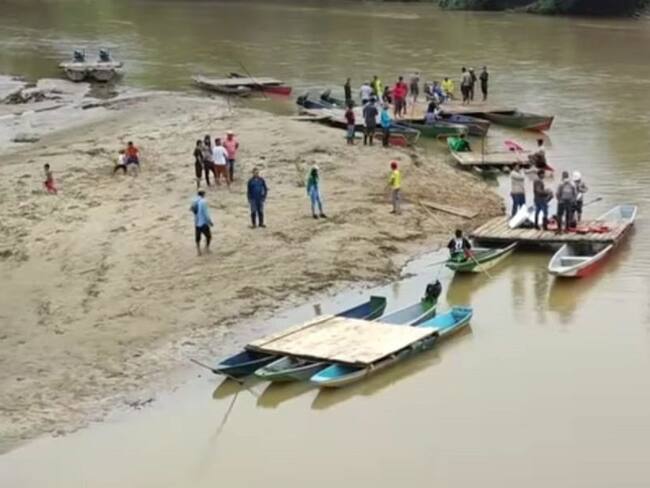 Tibuyanos realizan trasbordo en canoas por adecuaciones de puente río nuevo - Cortesía Buenas buenas