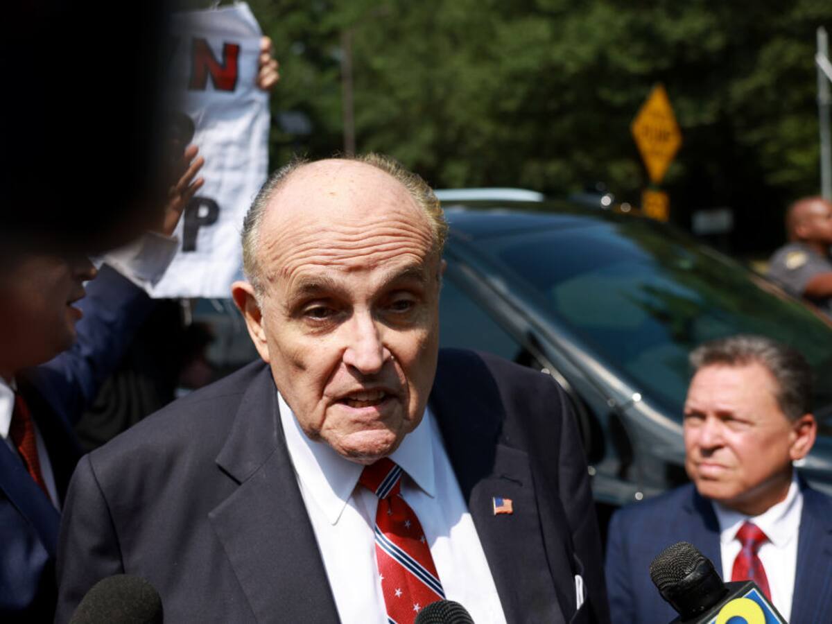 Exalcalde Rudy Giuliani, imputado junto a Trump, se entregó a las autoridades de Georgia