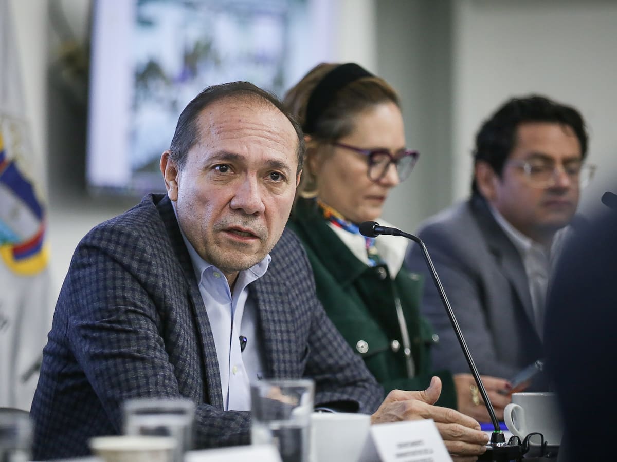 Uribe hizo referendo, Santos hizo plebiscito, nosotros haremos consulta popular: MinTrabajo