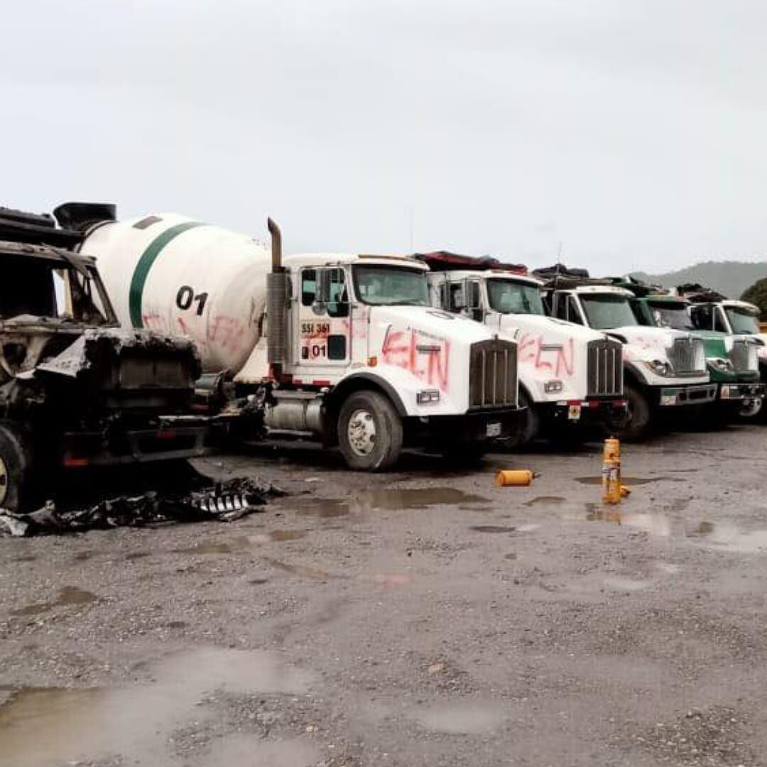 En medio del atentado terrorista fueron destruidas tres excavadoras, una máquina de asfalto y motoniveladoras. Crédito: Alcaldía de Bolívar, Cauca.