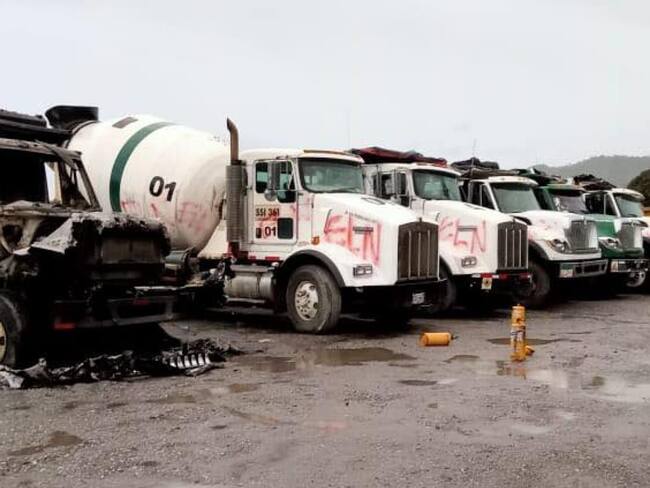 En medio del atentado terrorista fueron destruidas tres excavadoras, una máquina de asfalto y motoniveladoras. Crédito: Alcaldía de Bolívar, Cauca.