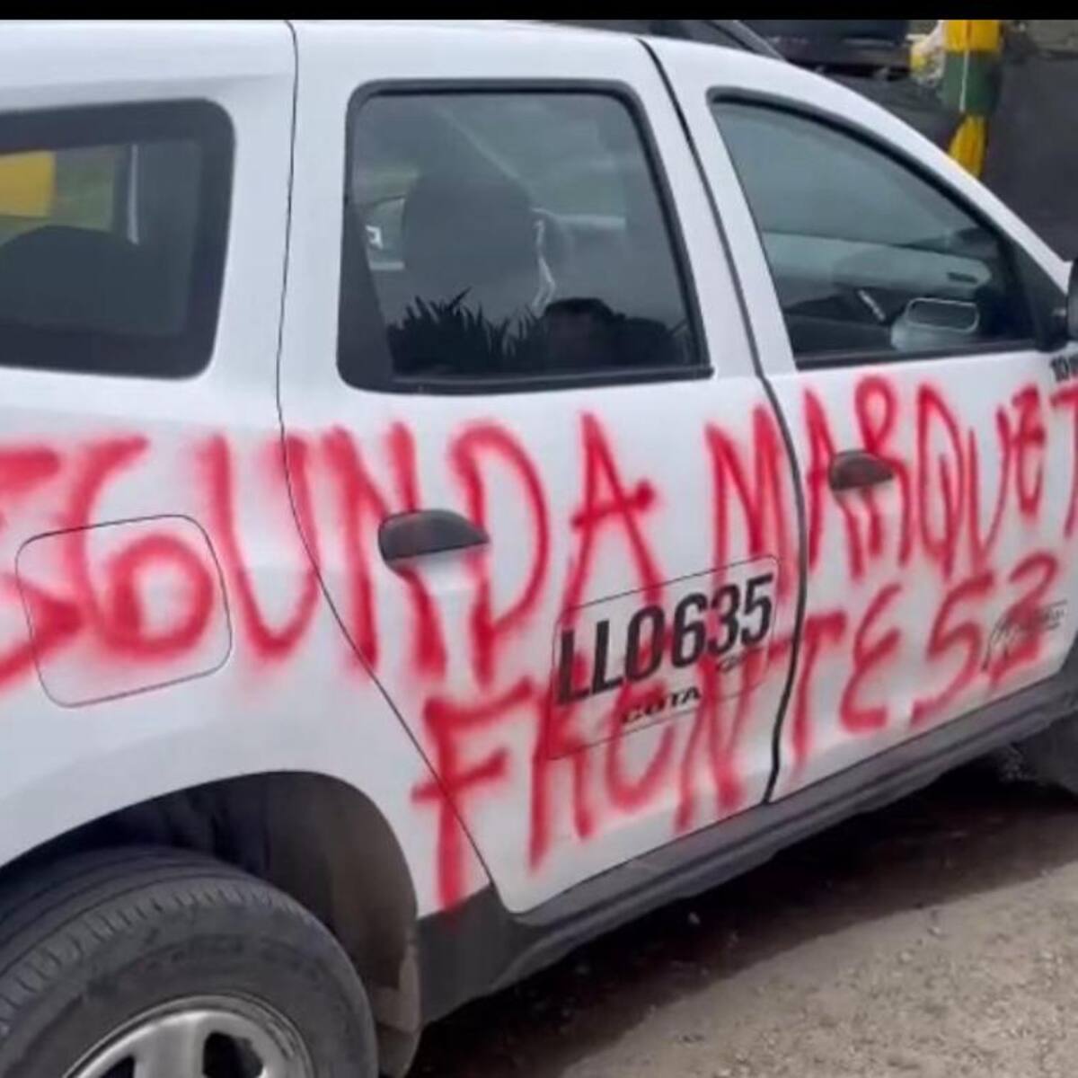 Vandalizan en Sumapaz un carro del distrito con mensajes alusivos a las disidencias Farc