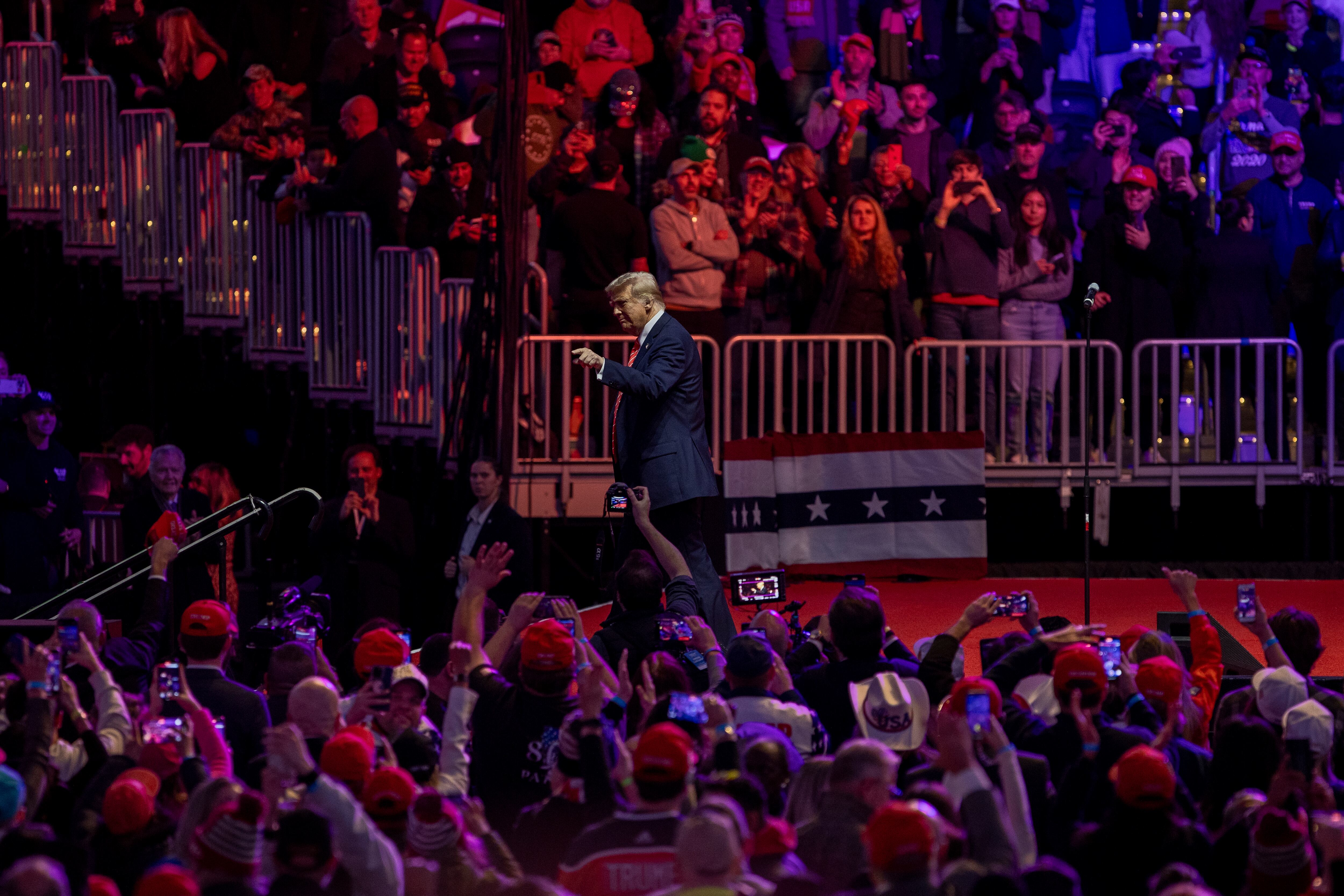 WASHINGTON (ESTADOS UNIDOS), 19/01/2025.- El presidente electo de Estados Unidos, Donald Trump, se despide de sus seguidores en el estadio Capital One Arena.