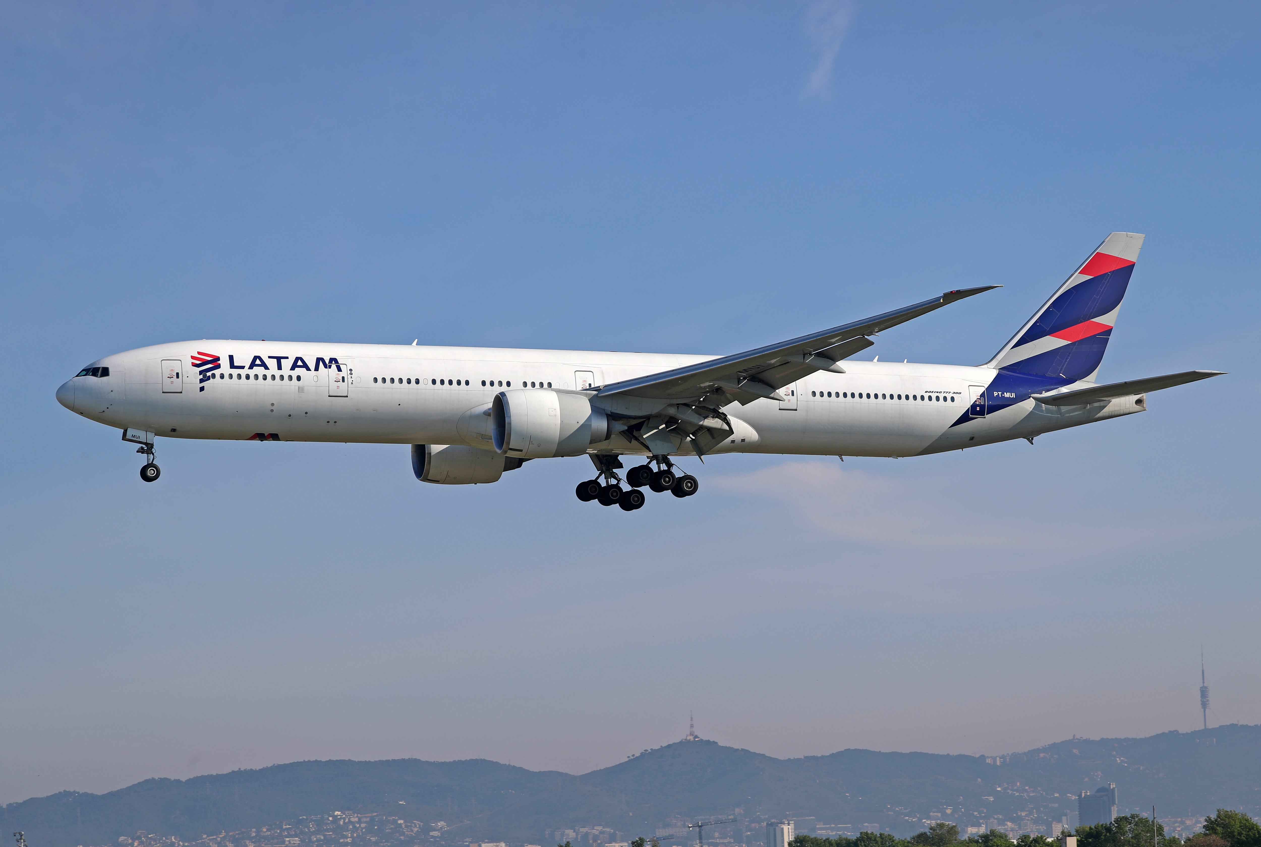 Avión de LATAM Airlines con el tren de aterrizaje (Getty Images)