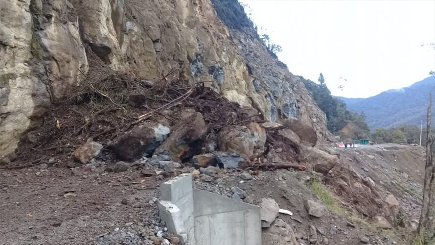 Decenas de vehículos quedaron represados en esta carretera que permite la comunicación entre los departamentos de Cauca y Huila. Foto: Cortesía Edison Quilindo
