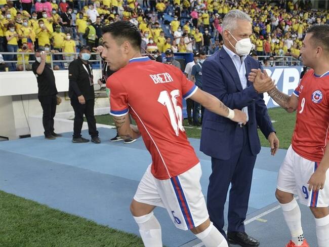 Reinaldo Rueda, técnico de la Selección Colombia, saludándose con Jean Meneses. Foto: Gabriel Aponte/Getty Images