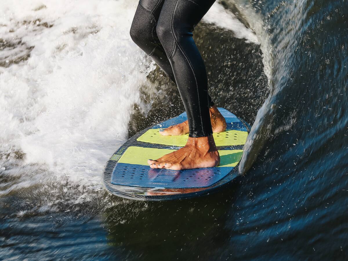 Murió el surfista colombiano Julián González, tras sufrir accidente en zona surfera