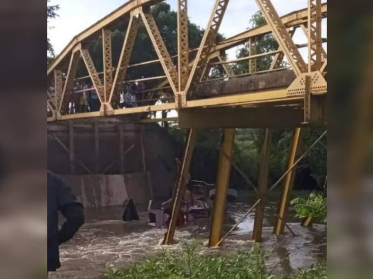 Derrumbe de puente en Santa Ana, Magdalena dejó dos personas heridas y una desaparecida