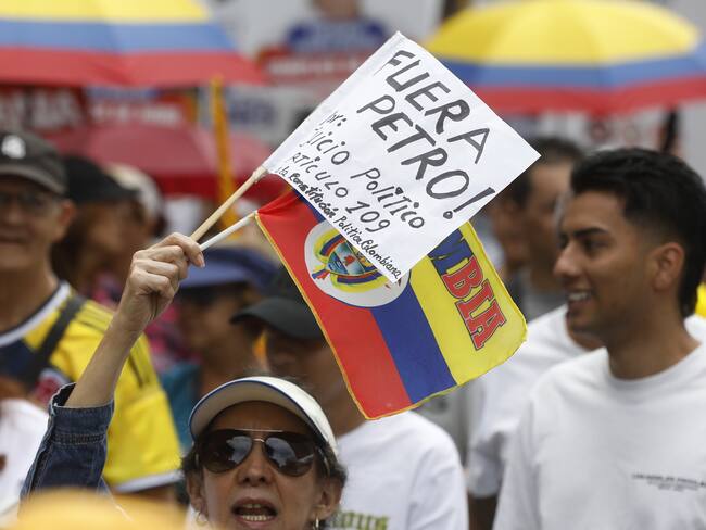 Manifestantes opositores al Gobierno de Gustavo Petro. EFE/ Luis Eduardo Noriega Arboleda
