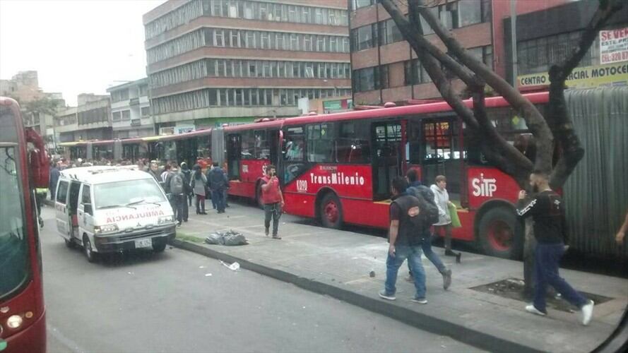 17 heridos dejo choque de buses de Transmilenio. Foto: @ReporteUSITP