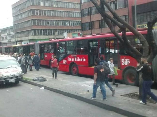 17 heridos dejo choque de buses de Transmilenio. Foto: @ReporteUSITP