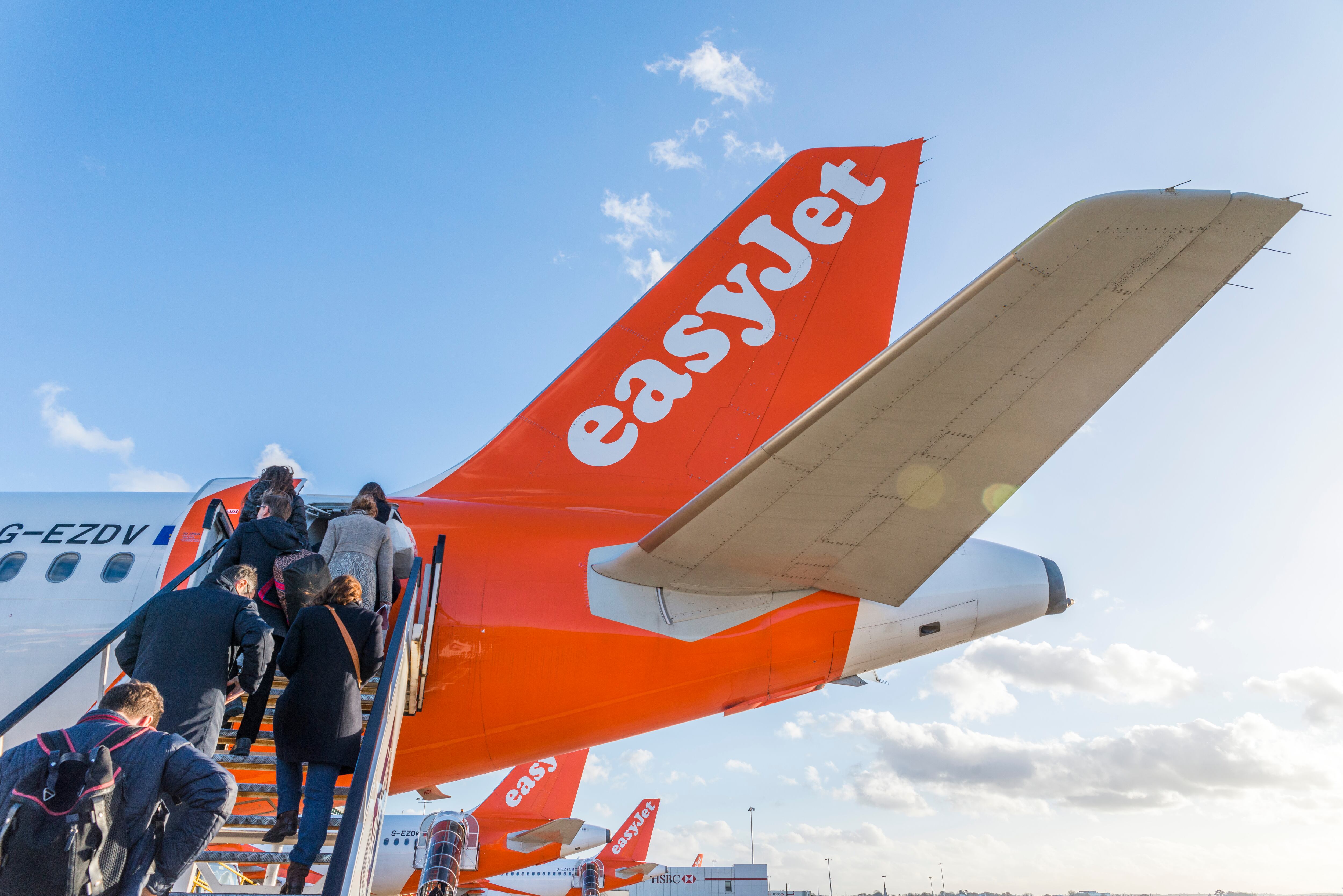 Pasajeros abordan un Airbus A320 de EasyJet en Londres Gatwick. FOTO: Getty Images