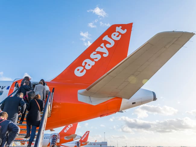 Pasajeros abordan un Airbus A320 de EasyJet en Londres Gatwick. FOTO: Getty Images