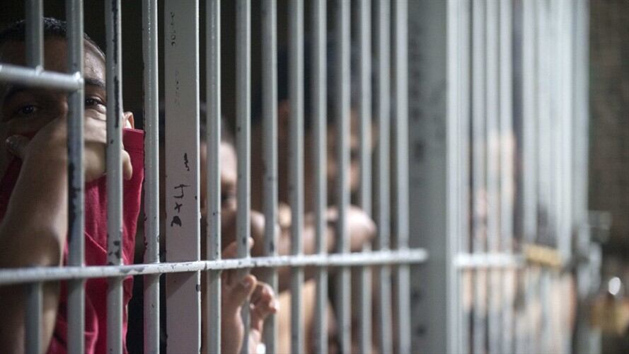Cerca de 2.500 internos de más de 20 establecimientos penitenciarios y que pertenecieron a grupos armados crearon una mesa temática nacional para ser incluidos en la JEP. Foto: Getty Images