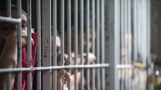Cerca de 2.500 internos de más de 20 establecimientos penitenciarios y que pertenecieron a grupos armados crearon una mesa temática nacional para ser incluidos en la JEP. Foto: Getty Images