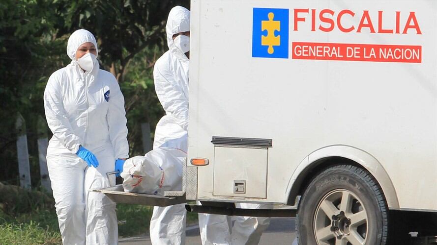 El Cuerpo Técnico de Investigación, CTI, de El Bordo, Patía, realizó la inspección al cadáver . Foto: Colprensa
