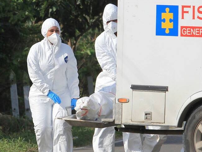 El Cuerpo Técnico de Investigación, CTI, de El Bordo, Patía, realizó la inspección al cadáver . Foto: Colprensa