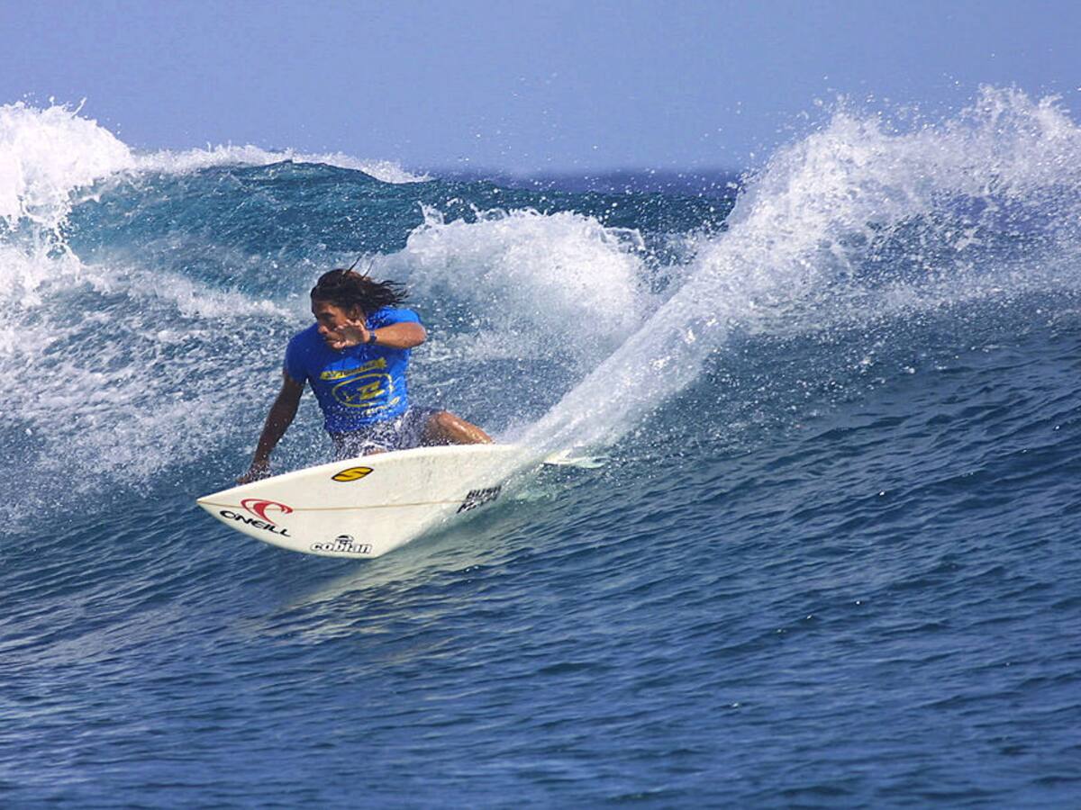 Actor de “Piratas del Caribe” murió tras ser atacado por tiburón mientras surfeaba en Hawái