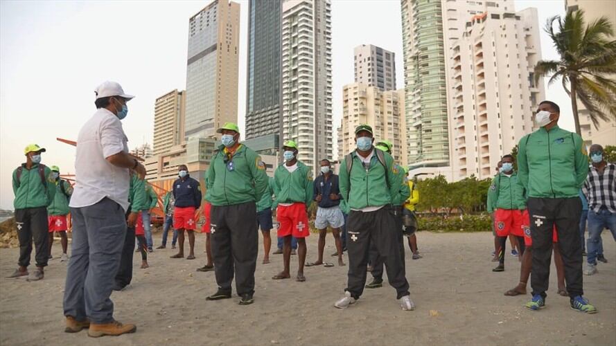 Con la firma de este contrato la Alcaldía le garantiza el pago de salarios a los salvavidas durante todo este 2021. Foto: Cortesía Alcaldía de Cartagena