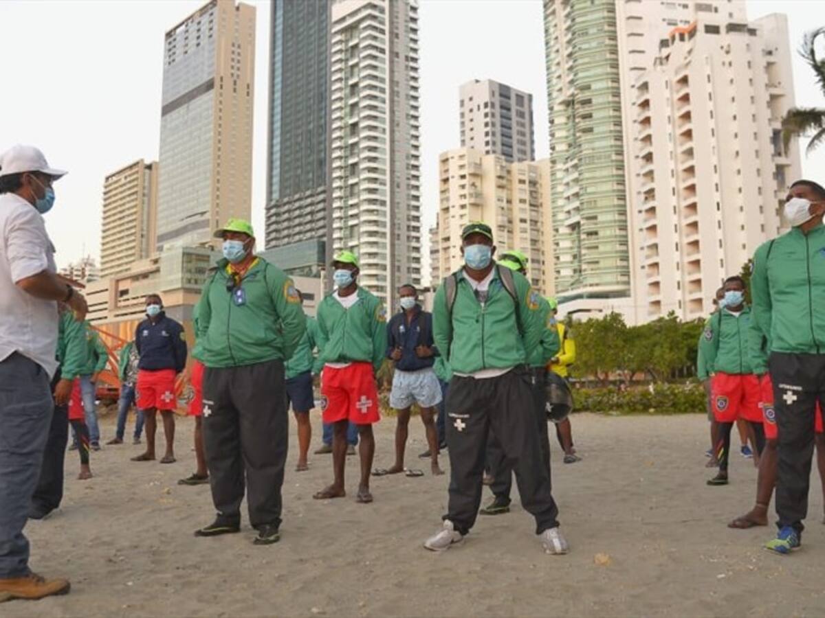 Alcaldía de Cartagena firma contrato con 64 integrantes del Cuerpo de Salvavidas