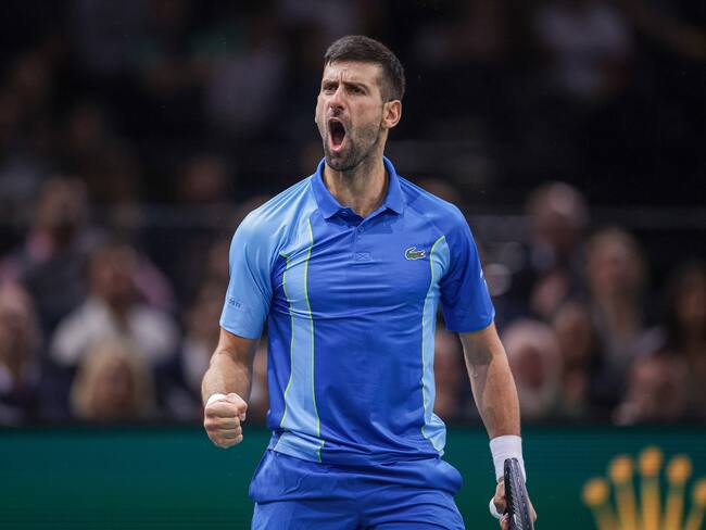 Paris (France), 03/11/2023.- Novak Djokovic of Serbia celebrates a point during his quarter final match against Holger Rune of Denmark at the Paris Masters tennis tournament in Paris, France, 03 November 2023. (Tenis, Dinamarca, Francia) EFE/EPA/CHRISTOPHE PETIT TESSON