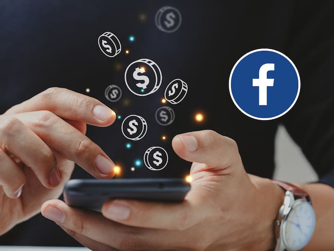 Persona monetizando a través de su celular y de fondo una imagen del logo de Facebook (Fotos vía Getty Images)