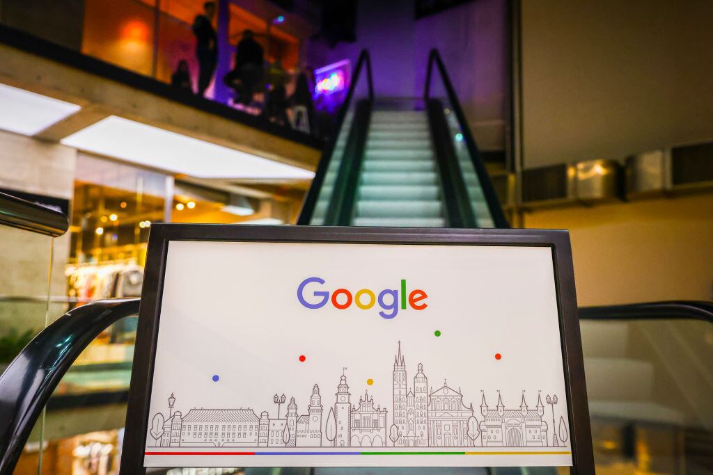 Pantalla de computador con logo de Google en las oficinas de la empresa (Getty Images)