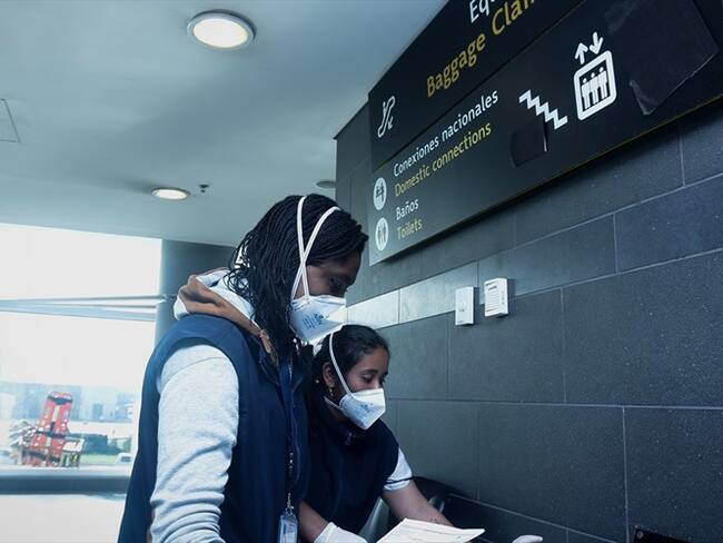 Contraloría detecta irregularidades en aeropuertos y EPS para identificar el Covid-19
