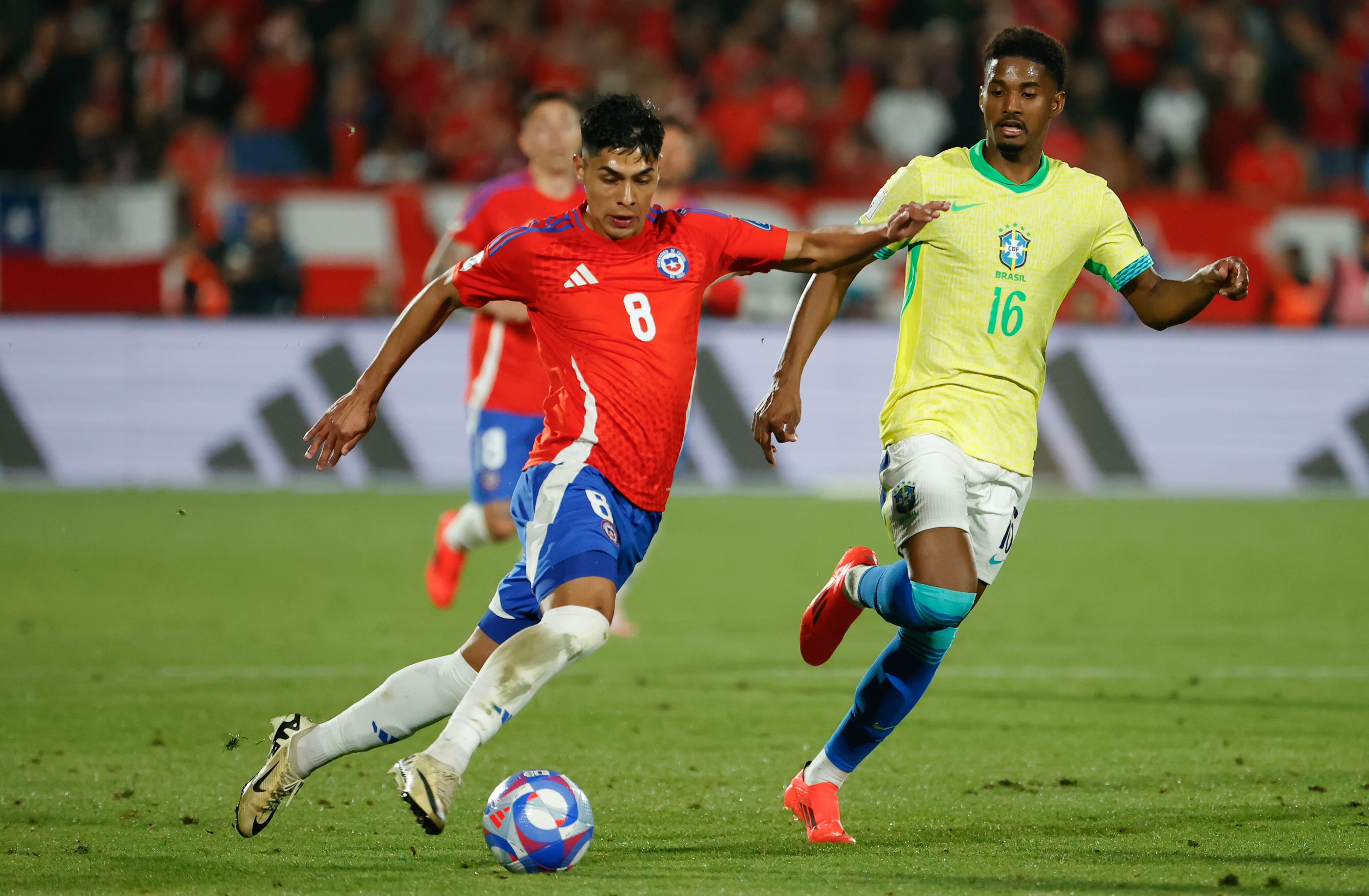 AMDEP8624. SANTIAGO (CHILE), 10/10/2024.- Darío Osorio (i) de Chile disputa un balón con Abner Vinícius de Brasil este jueves, en un partido de las eliminatorias sudamericanas para el Mundial de 2026 entre Chile y Brasil en el estadio Nacional Julio Martínez Prádanos en Santiago (Chile). EFE/ Elvis González