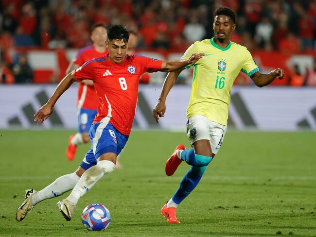 AMDEP8624. SANTIAGO (CHILE), 10/10/2024.- Darío Osorio (i) de Chile disputa un balón con Abner Vinícius de Brasil este jueves, en un partido de las eliminatorias sudamericanas para el Mundial de 2026 entre Chile y Brasil en el estadio Nacional Julio Martínez Prádanos en Santiago (Chile). EFE/ Elvis González