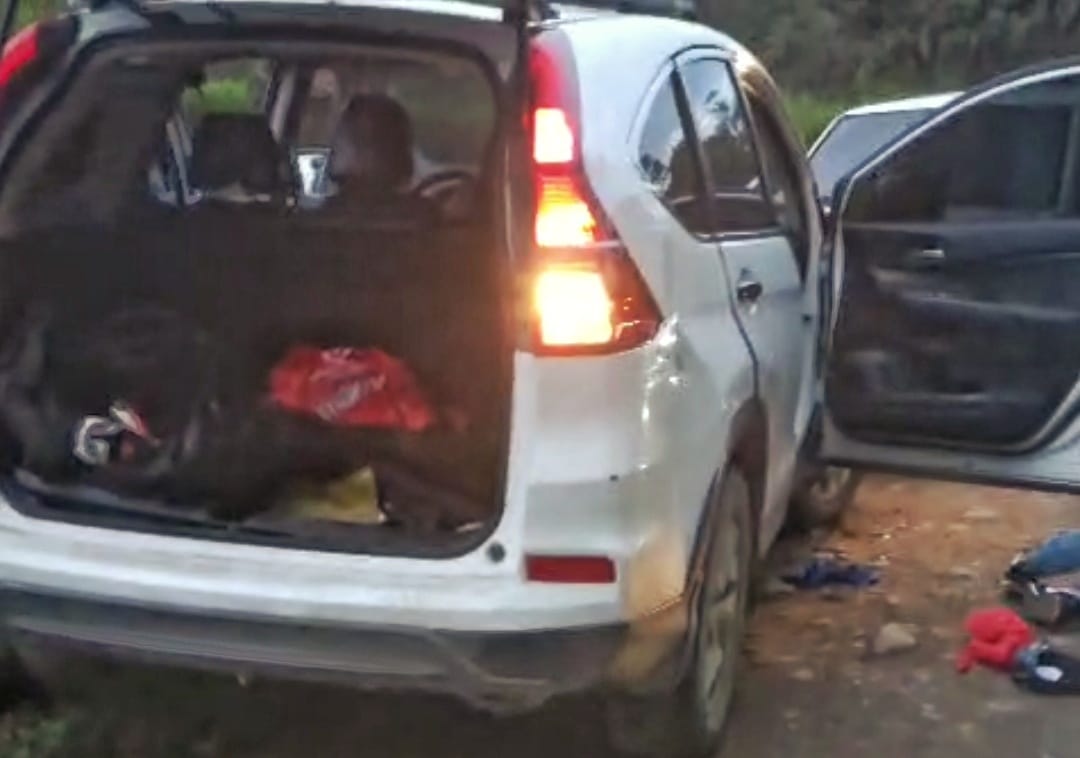 Además de recuperar el vehículo los uniformados incautaron dos pistolas, 36 cartuchos, un chaleco balístico e identificaciones que pertenecían a los escoltas. Crédito: Policía Nacional.