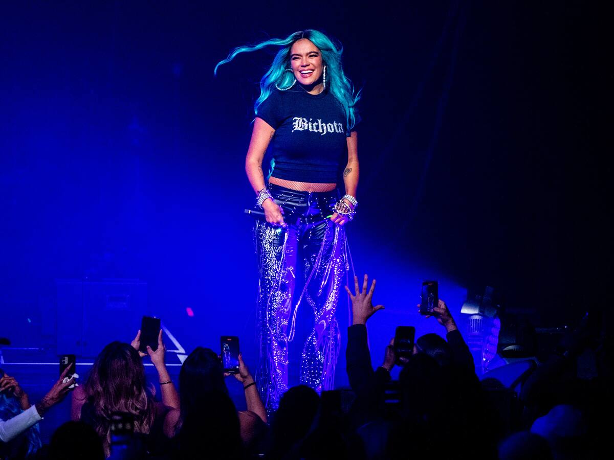 La fuerte caída que sufrió Karol G en medio de un concierto en Miami