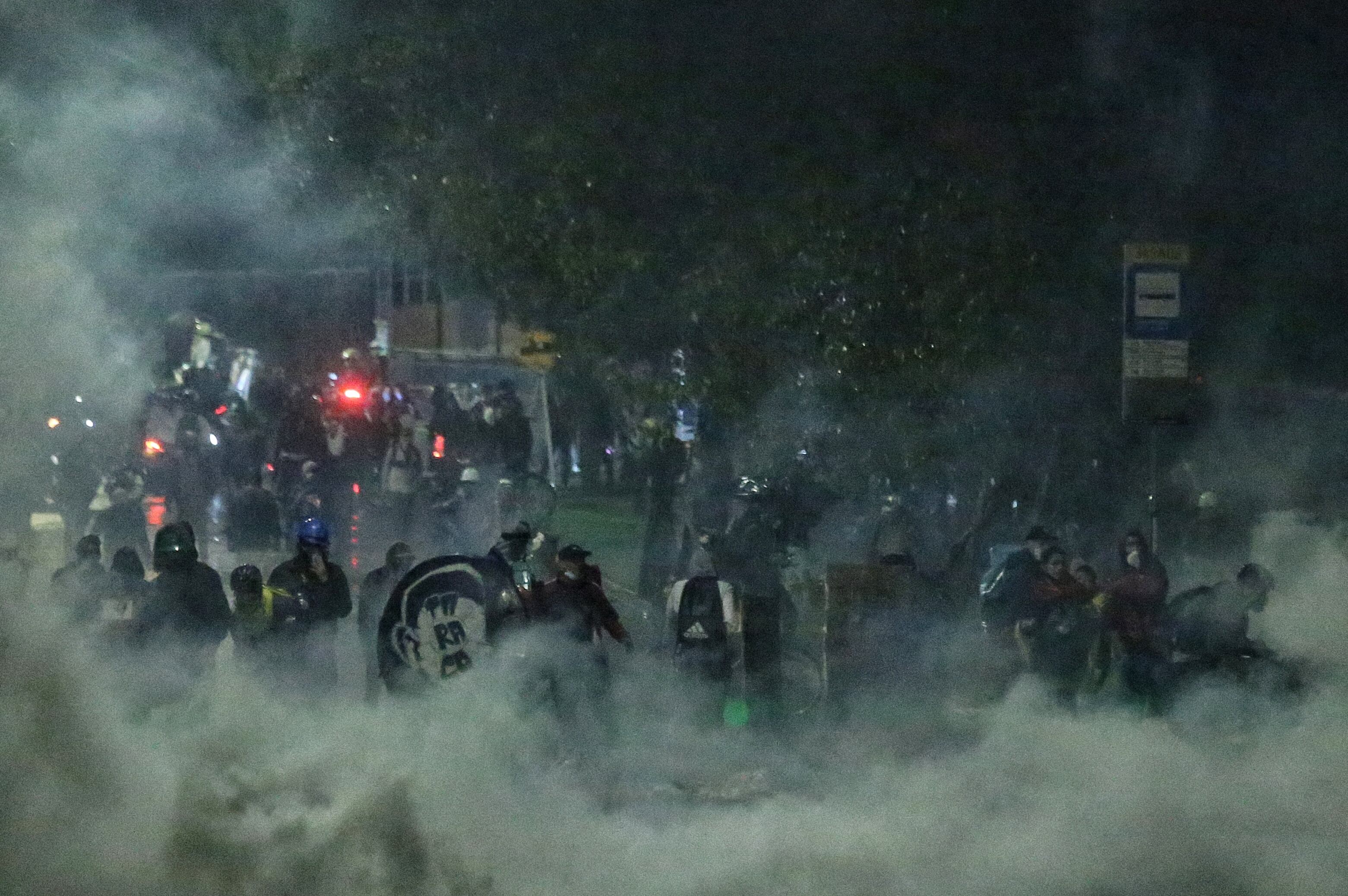 Bogotá, 28 de Mayo de 2021. Miles de personas salen a las calles en una nueva jornada de movilización para conmemorar un mes del paro nacional. Lugar: Portal Américas. (Colprensa - Camila Díaz)