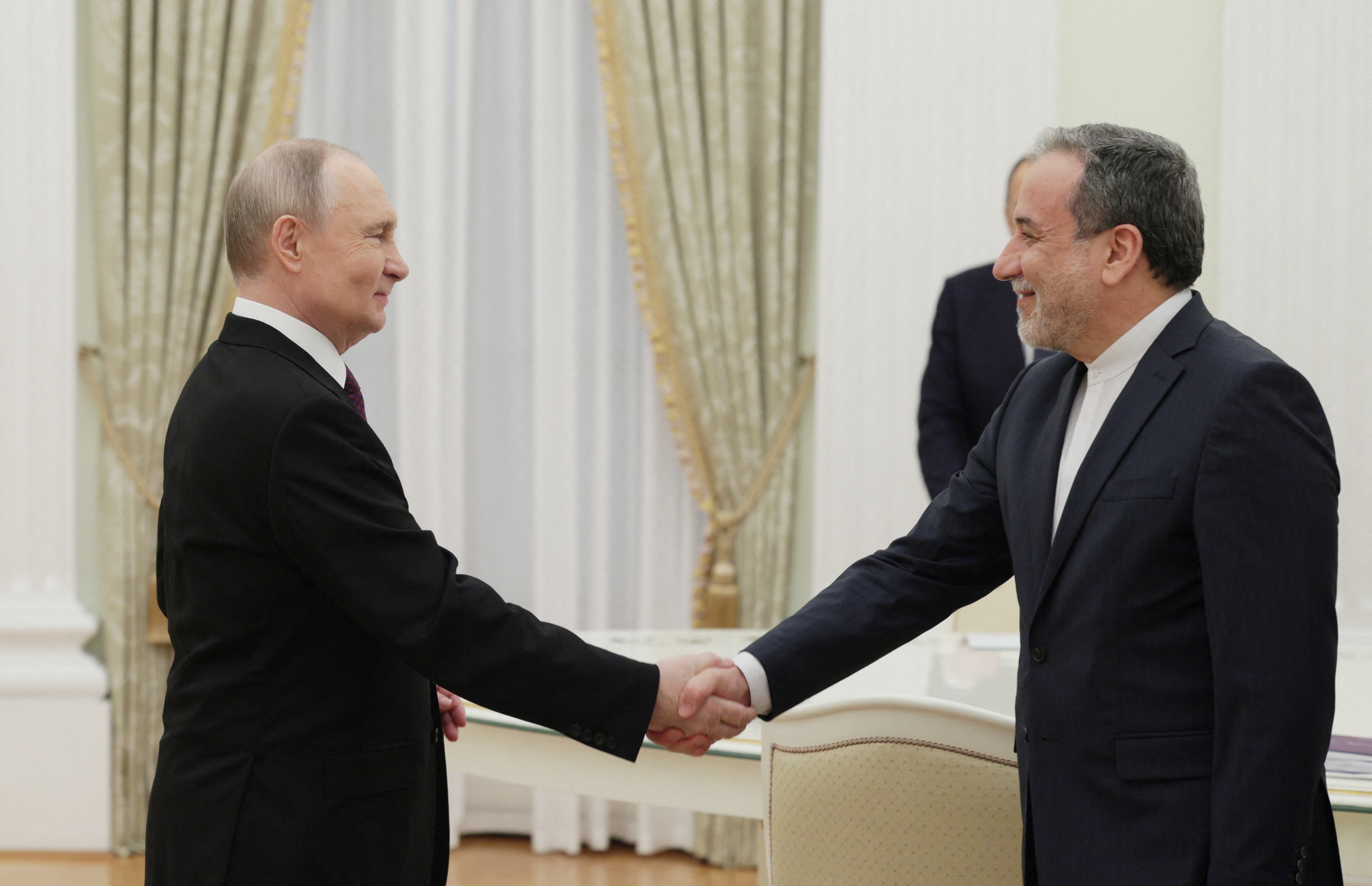 Vladimir Putin y Abbas Araghchi. Foto:  GAVRIIL GRIGOROV/POOL/AFP via Getty Images.