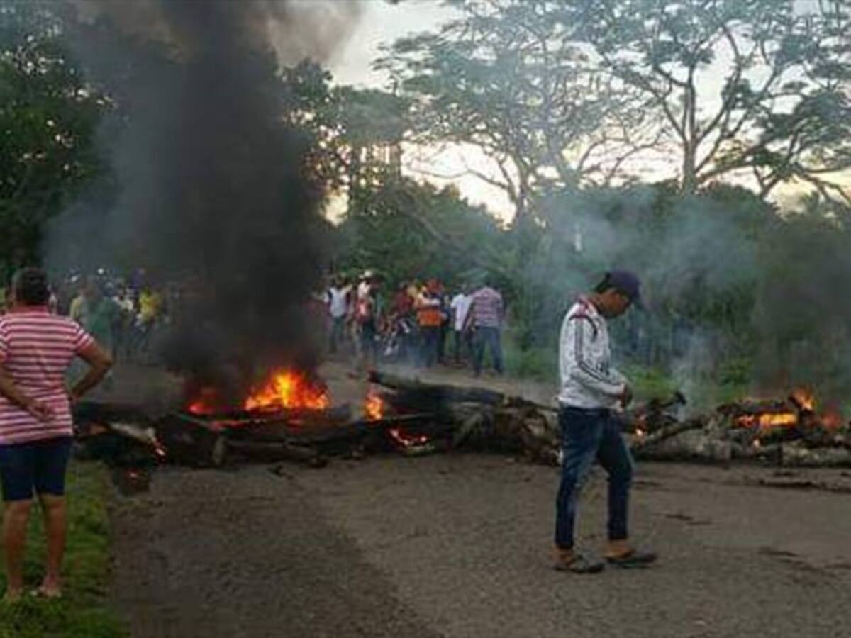 Bloquean vías en Córdoba por mal estado de la malla vial