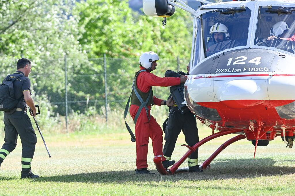 Equipos especiales de bomberos participaron en la búsqueda del helicóptero desaparecido con siete personas a bordo. (Photo by Carlo Bressan/Anadolu Agency via Getty Images)